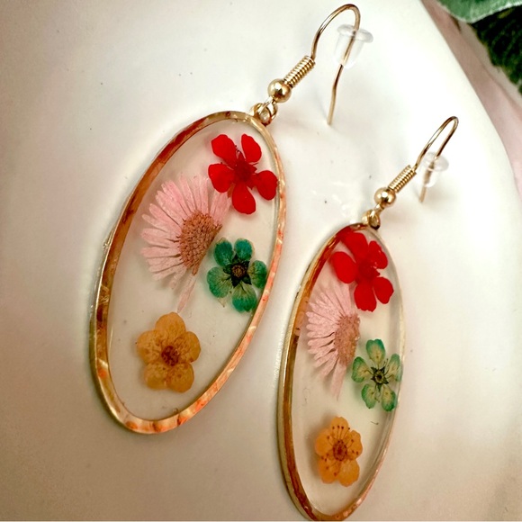 3/$22🩶 Colorful Dried Pressed Flowers Clear Acrylic Earrings Gold Tone Oval NEW - Picture 5 of 9